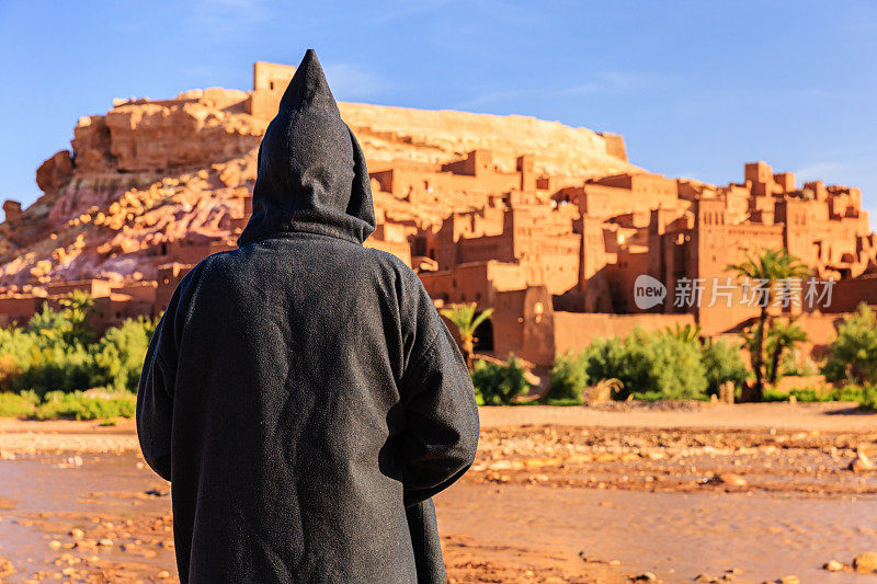 一名摩洛哥男子在看Aït Benhaddou
